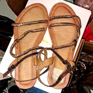 A PAIR OF GLITSY SANDALS
